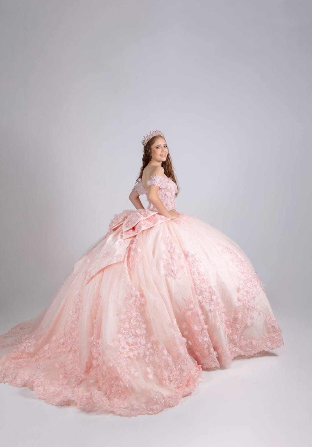 Vestido de Quinceañera "Princesa Real" con Pedrería Fina y Tul. Mod: 72343-XB