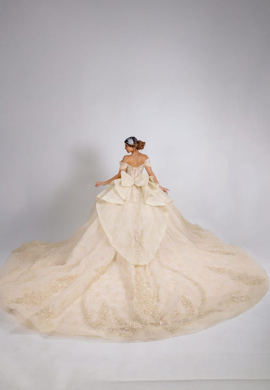 Majesty: El Vestido de tus Sueños – Alta Costura Exclusiva, Mod: FRN2090 Color Dorado