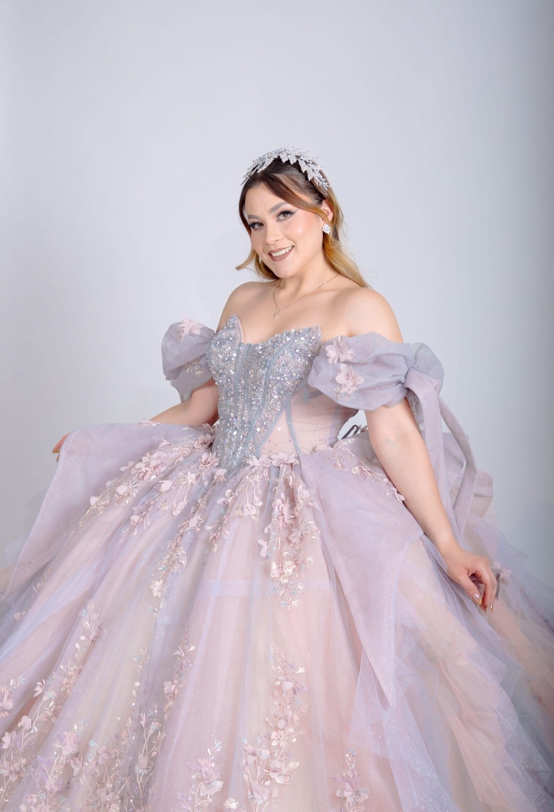 Majesty: El Vestido de tus Sueños – Alta Costura Exclusiva, Mod: FRN2027 Gris/rosa/champagne (Copia)