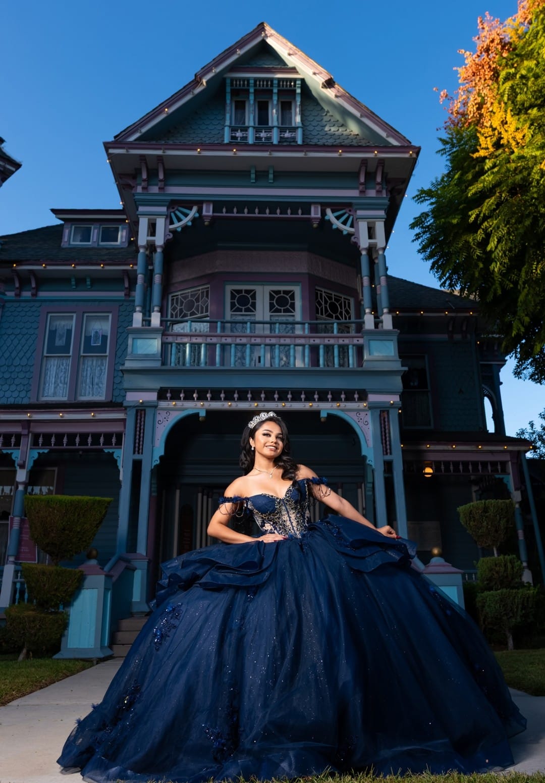 Vestido de Quinceañera "Princesa Real" con Pedrería Fina y Tul. Mod: CHF3132