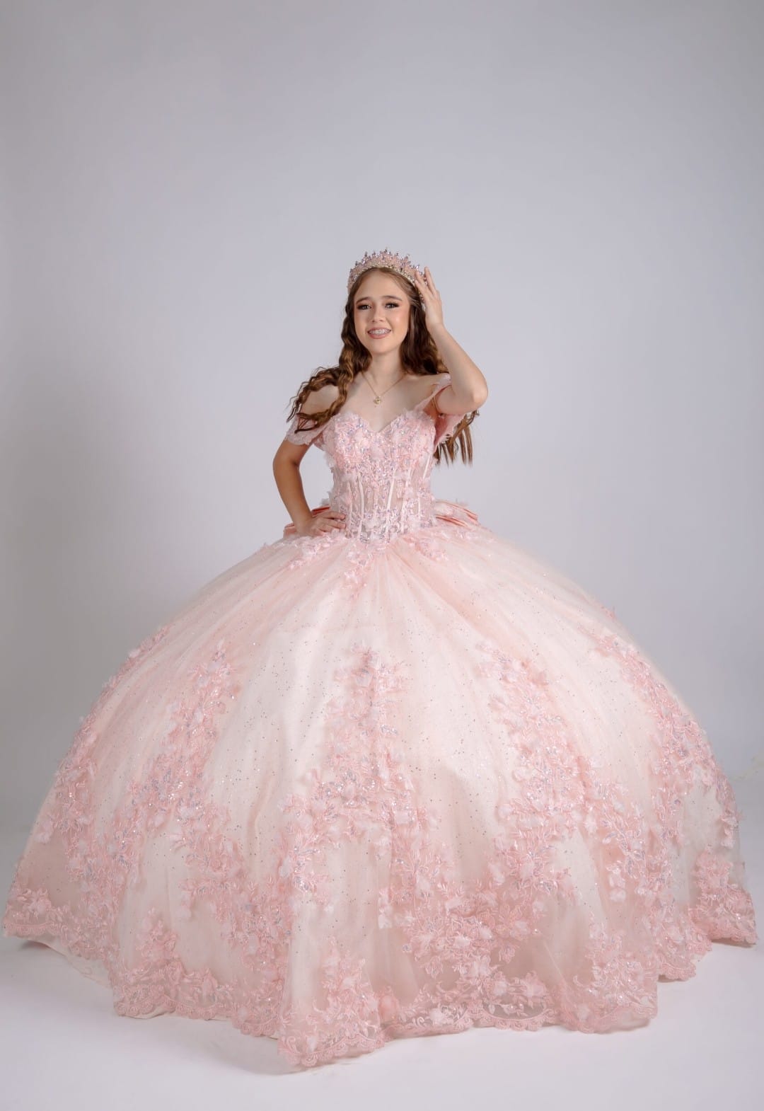 Vestido de Quinceañera "Princesa Real" con Pedrería Fina y Tul. Mod: 72343-XB