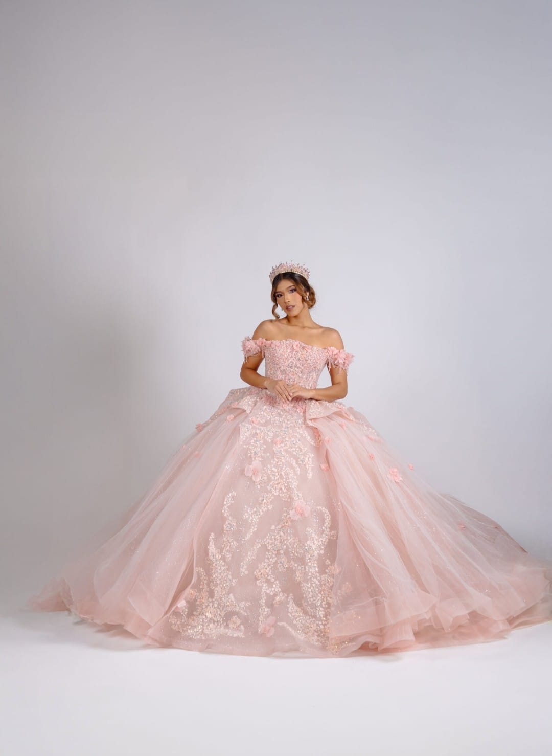 Vestido de Quinceañera "Princesa Real" con Pedrería Fina y Tul. Mod: FRN2008