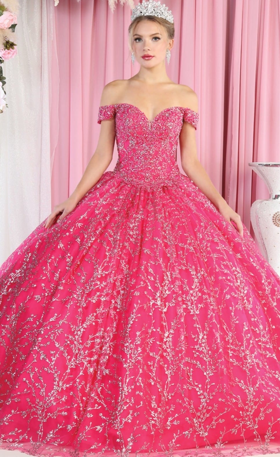 Vestido de Quinceañera "Princesa Real" con Pedrería Fina y Tul. Mod: LK-183 Color Fucsia