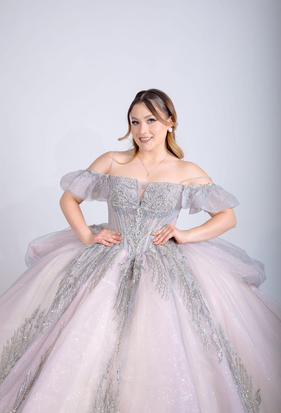 Majesty: El Vestido de tus Sueños – Alta Costura Exclusiva, Mod: FRN2045 Gris/rosa/champagne