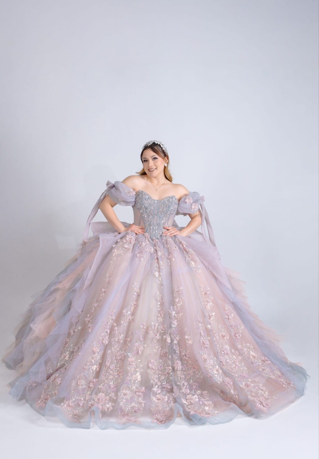 Majesty: El Vestido de tus Sueños – Alta Costura Exclusiva, Mod: FRN2027 Gris/rosa/champagne (Copia)