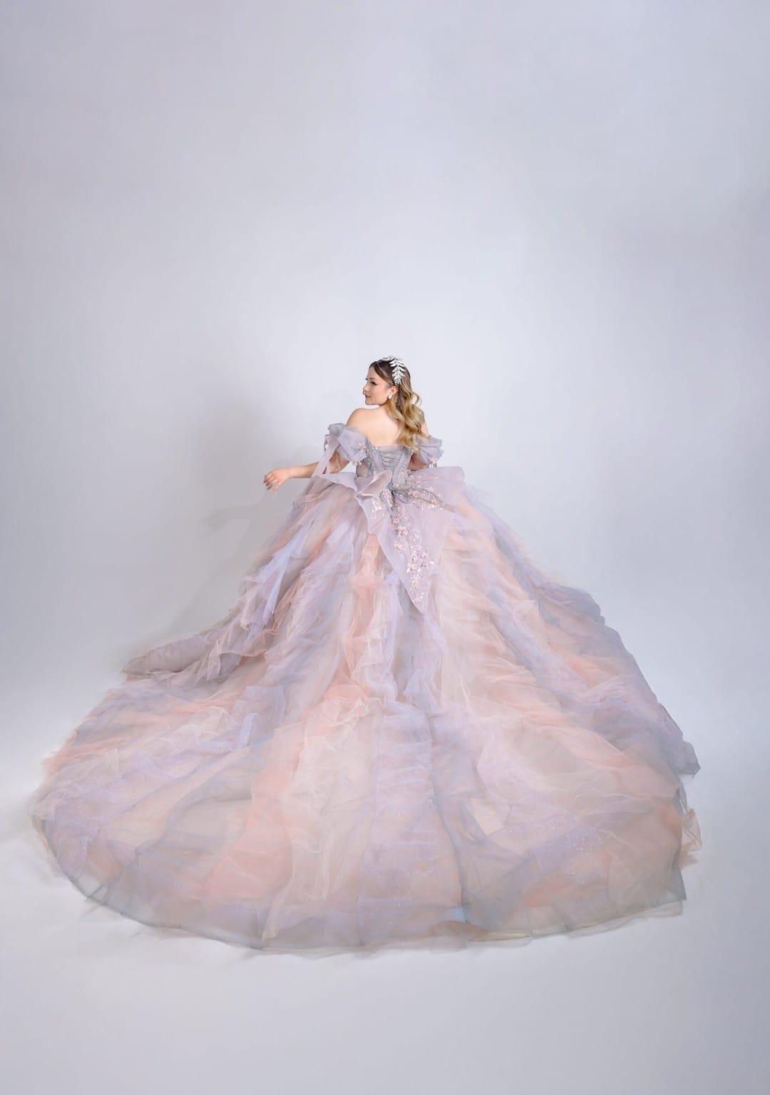 Majesty: El Vestido de tus Sueños – Alta Costura Exclusiva, Mod: FRN2027 Gris/rosa/champagne (Copia)