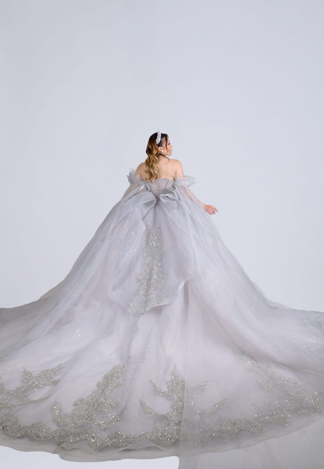 Majesty: El Vestido de tus Sueños – Alta Costura Exclusiva, Mod: FRN2107 Gris plata