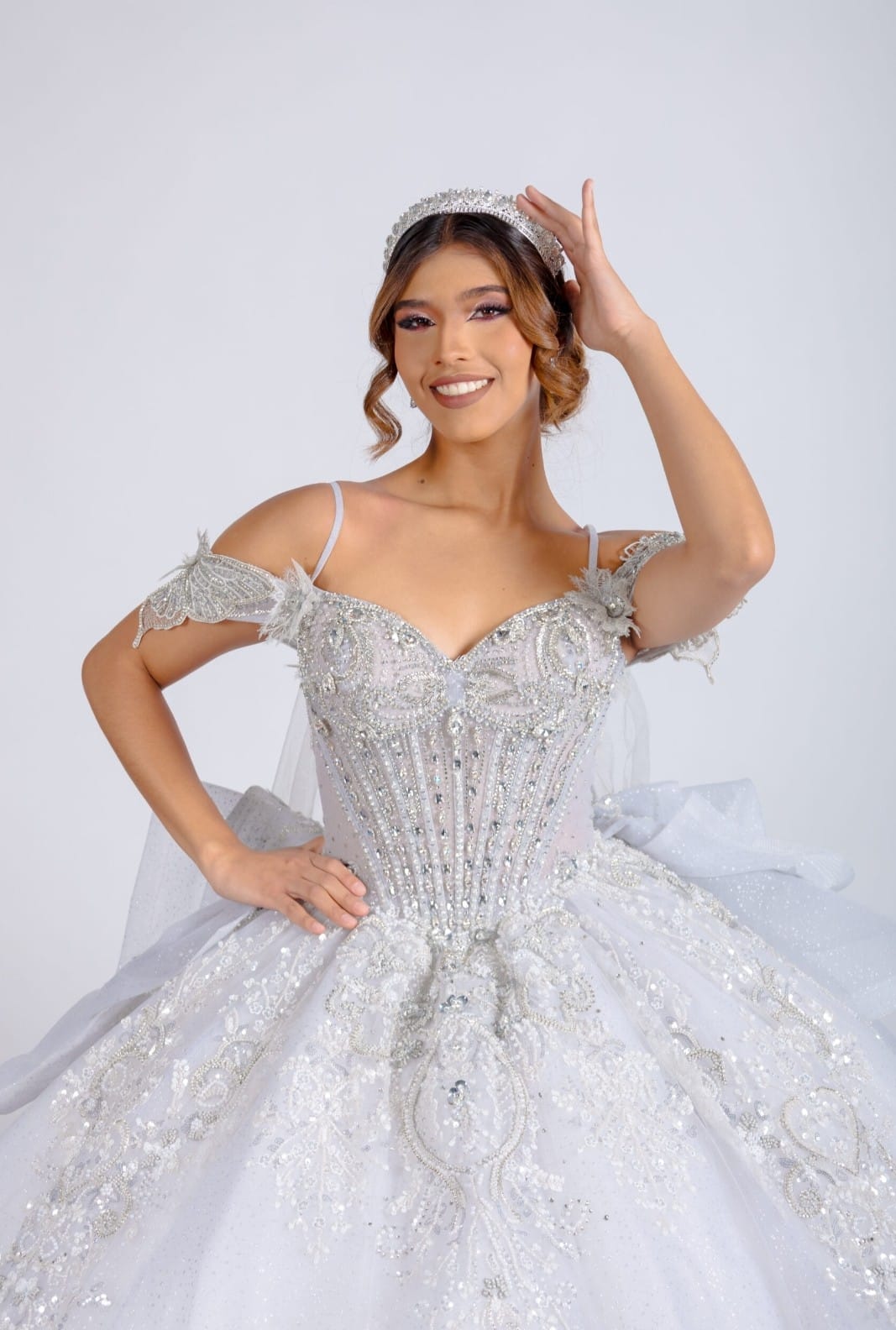 Majesty: El Vestido de tus Sueños – Alta Costura Exclusiva, Mod: FRN2048 Gris Plata